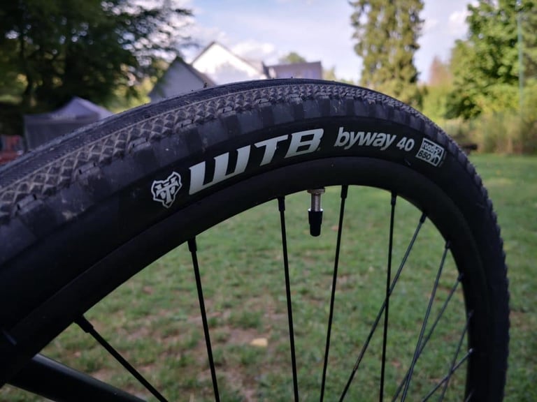 WTB Byway 40 tyre in 650b on a Bombtrack Hook WMN wheel, with the valve and spokes visible.