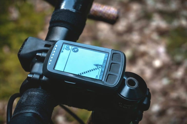 Wahoo ELEMNT GPS on the bars showing a bare direction line and no map, the only navigation allowed on the Pathfinder.