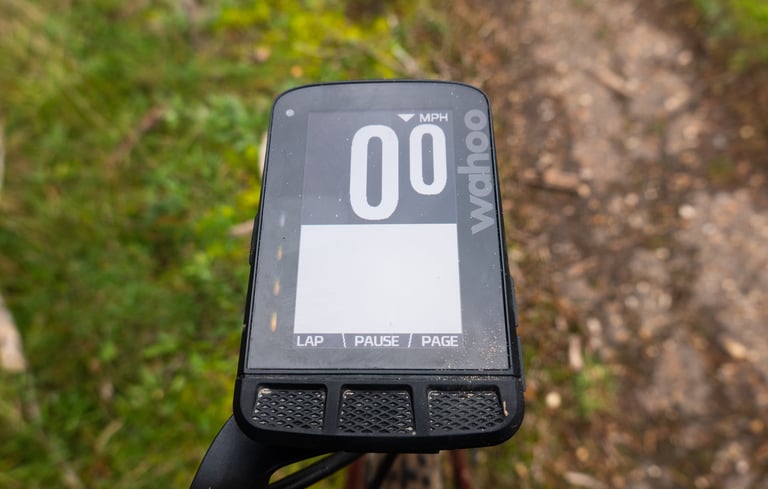 ELEMNT ROAM at full zoom, showing one large speed field with lap, pause and page labels along the bottom.
