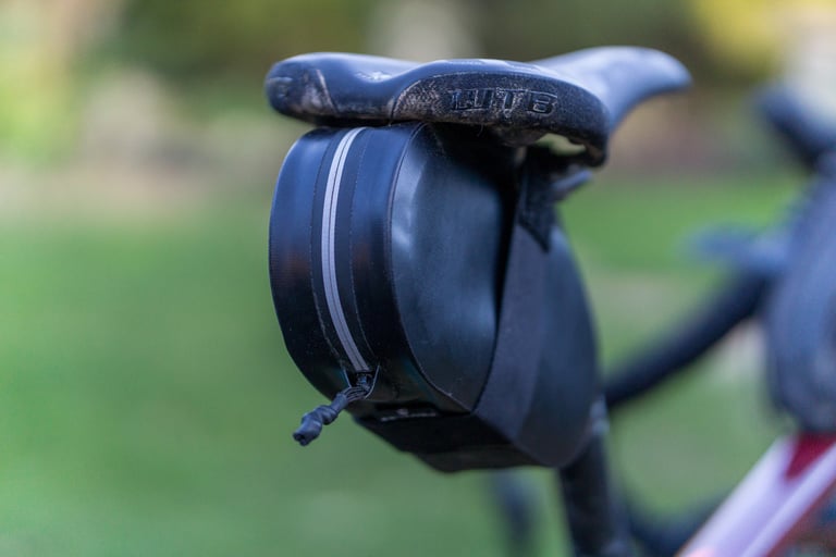 Close-up of the reflective zipper strip and pull cord on the Arundel Gordo seat bag.