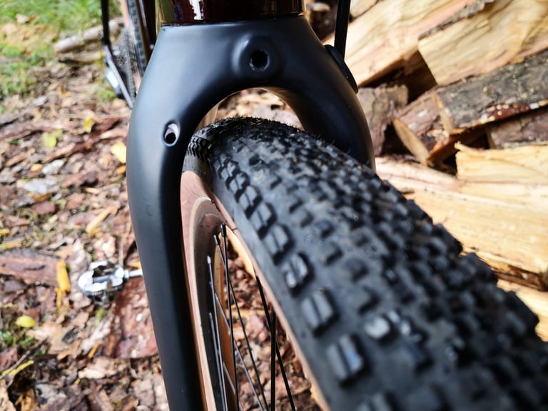 Pinnacle Arkose D3 carbon fork with a 45mm WTB tyre, showing generous mud clearance around the tread.