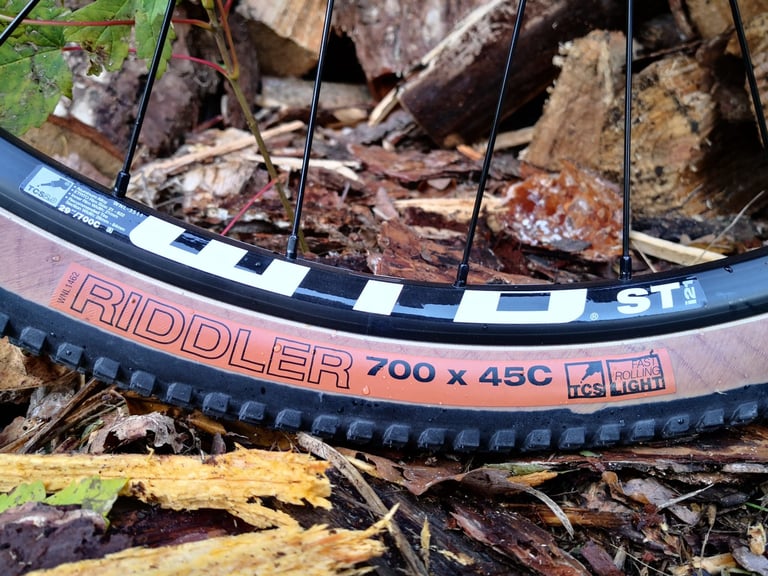 WTB Riddler 700 x 45C TCS tyre with tan sidewall on an ST i21 rim, fitted to the Pinnacle Arkose D3.