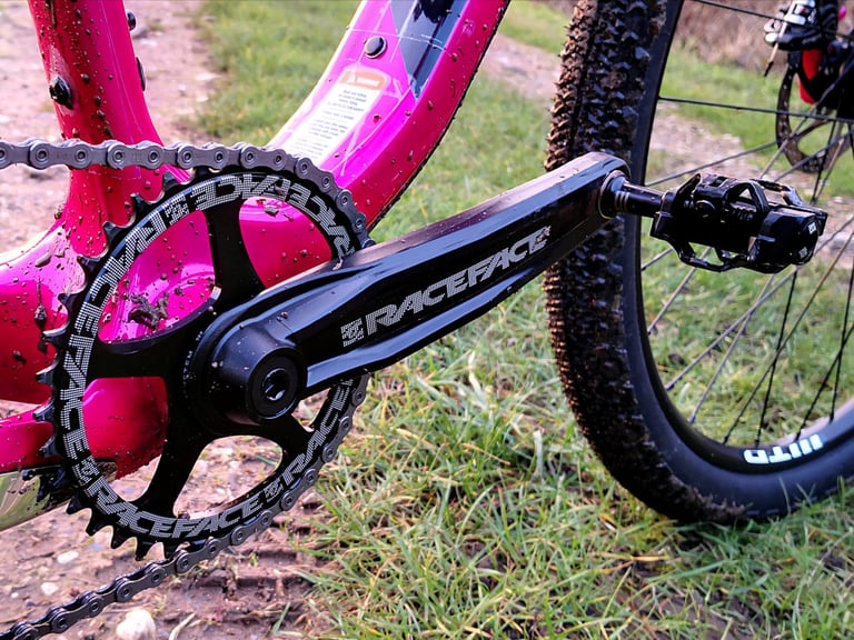 Race Face Ride crank arm and narrow-wide Cinch chainring on the pink Salsa Cutthroat, iSSi pedal fitted.