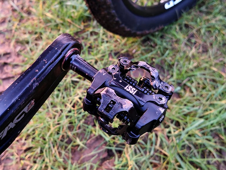 iSSi clipless pedal with SPD-compatible cleat mechanism, fitted to the crank of the Salsa Cutthroat.