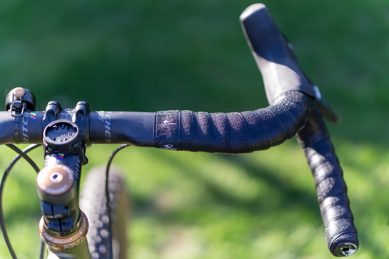 Ritchey WCS Carbon VentureMax flat aero top with a GPS mount and bell, wrapped in LizardSkins tape.