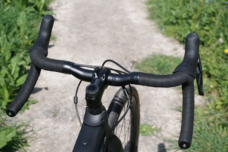 Flared Specialized Hover drop handlebar and stem on the Diverge, viewed from the rider's position.