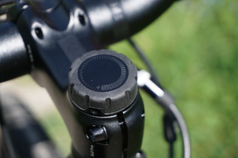 Close-up of the Future Shock 2.0 damping dial on top of the Specialized Diverge's stem.