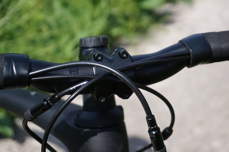 Untidy brake hoses looping around the Diverge's stem and handlebar on the Specialized test bike.
