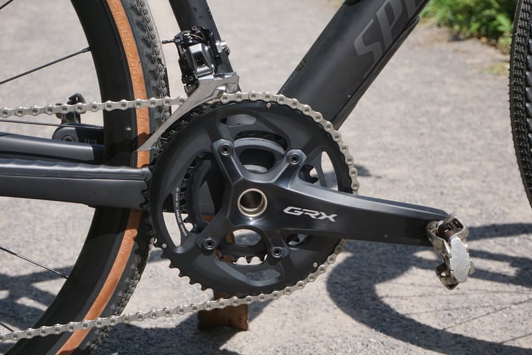 Shimano GRX 800 series 2x chainset and front derailleur on the Specialized Diverge Comp Carbon.