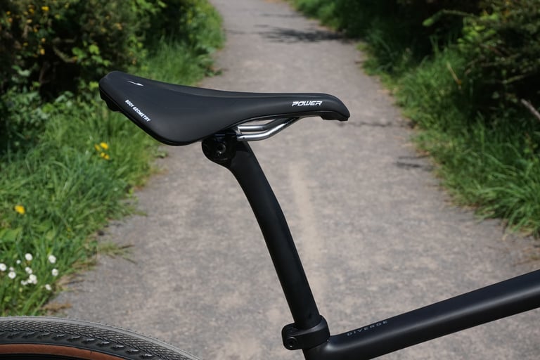 Specialized Power saddle on the Roval Terra carbon seatpost of the Diverge Comp Carbon.