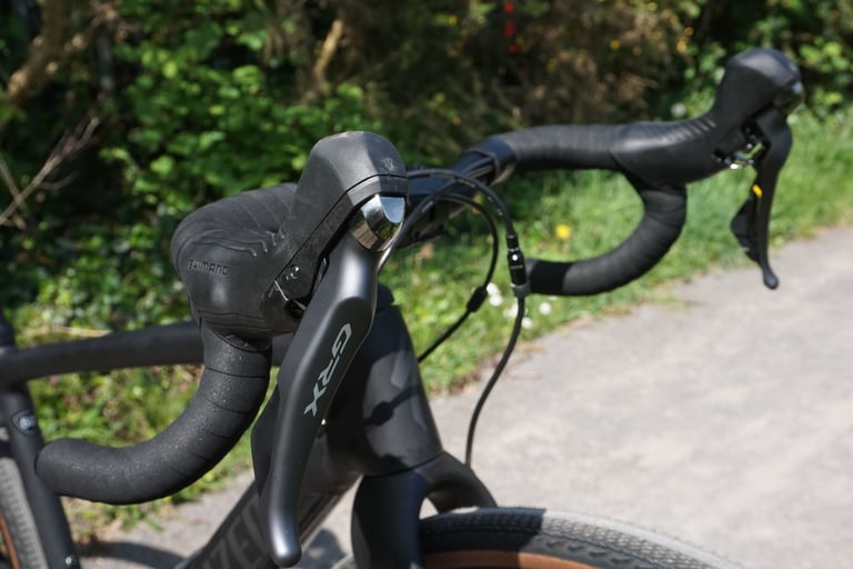 Shimano GRX hydraulic brake lever on the Specialized Diverge's flared drop handlebar.