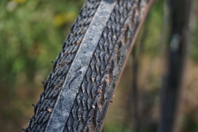 Close-up of a Specialized Pathfinder Pro tyre's flat central ridge and fine side tread on the Diverge.