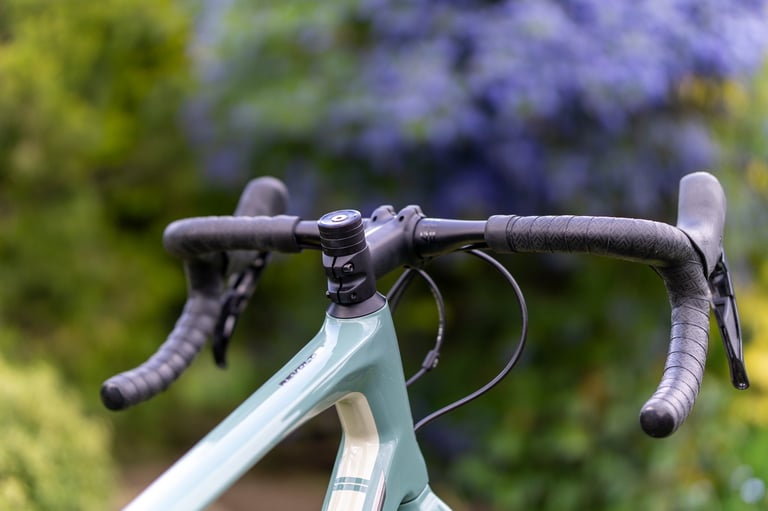 Giant Contact SL XR D-Fuse alloy handlebar with flared drops and grippy tape on the Revolt Advanced 0.