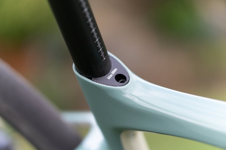 Giant Revolt Advanced integrated wedge seat clamp, with a bolt marked Max 6Nm at the top of the seat tube.