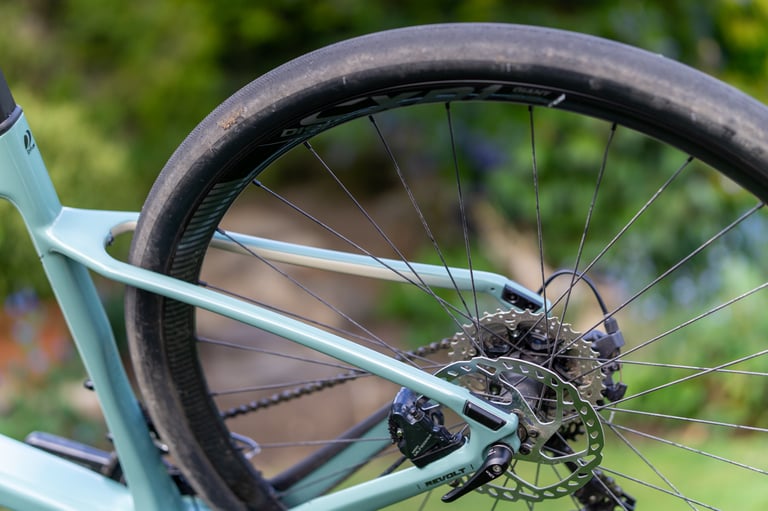 Giant CXR-1 carbon rear wheel on the Revolt Advanced 0, showing the rim, cassette and rear disc rotor.