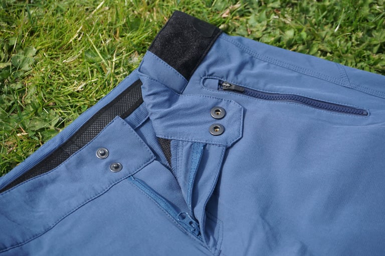 Waistband of the GORE C5 Women's Shorts with two poppers, YKK zip fly and black velcro adjustment tab.