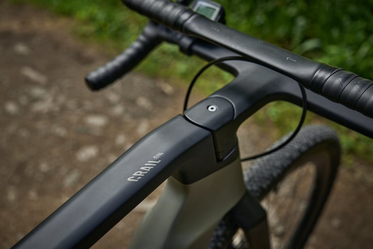 Canyon Grail:ON Double-decker handlebar and stem in close-up, with a display on the bar.
