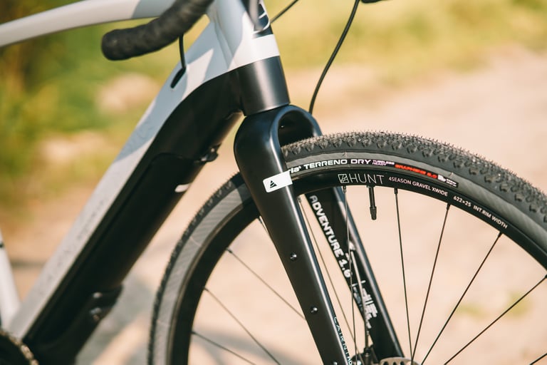 Fork of the 700c Cairn E-Adventure 1.0 with a Vittoria Terreno Dry tyre on a Hunt 4Season Gravel XWide rim.