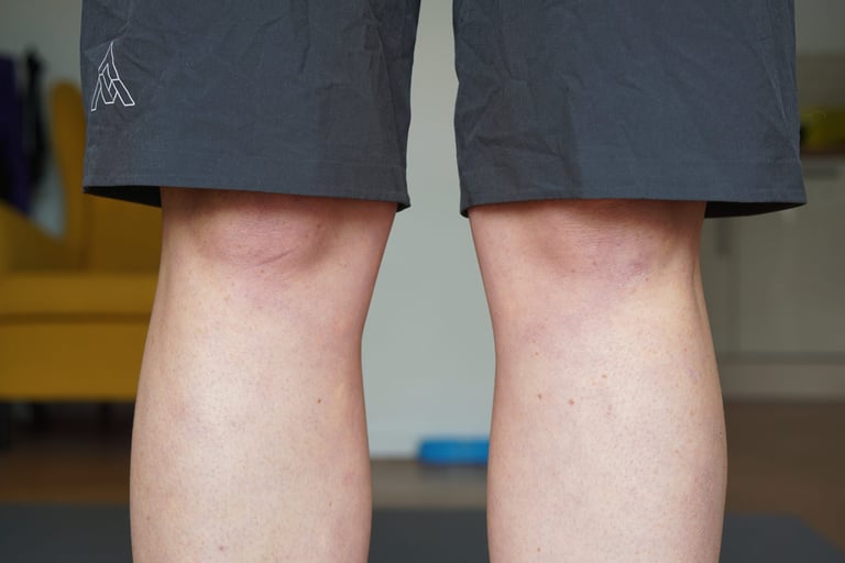 Front view of the 7mesh Slab short hems reaching the kneecap, with the small reflective logo on the right thigh.