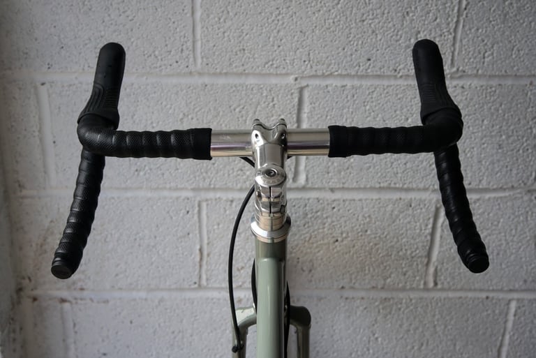 Temple Adventure Disc 1 handlebar from the front, with polished flared alloy bars, black tape and a silver stem.