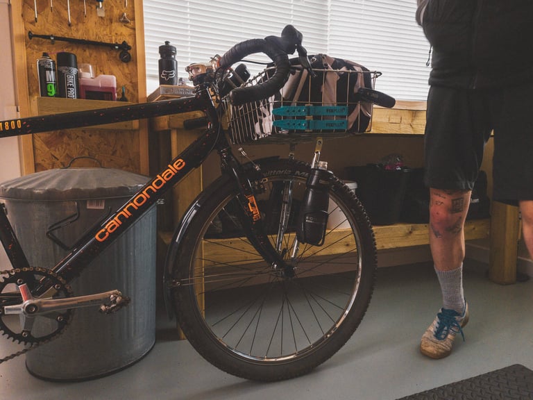 1991 Cannondale SM800 with 26-inch wheels and a front basket, the bike for the basket Everesting challenge.
