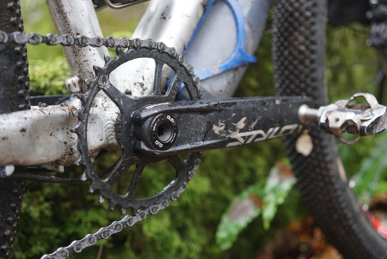 SRAM DUB crankset with a 32T narrow-wide chainring and clipless pedal on the Riverside 920.