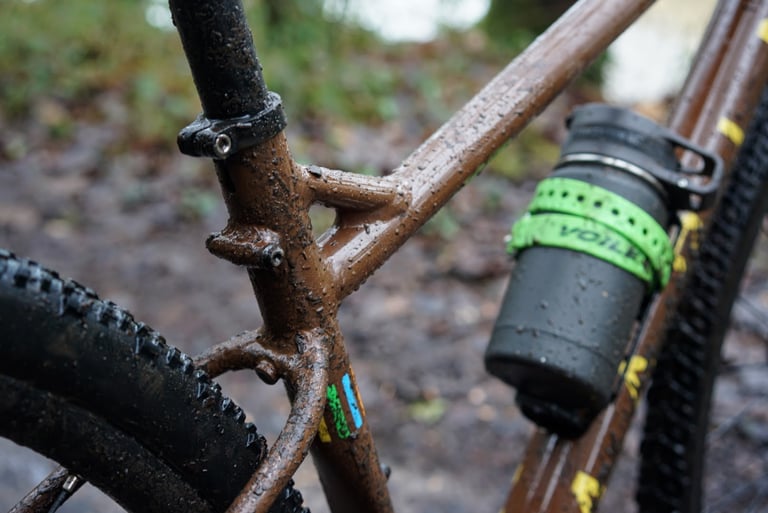 Rack mounts between the seat post collar and dropped seat stays on the Marin DSX 2, with a bottle on the down tube.