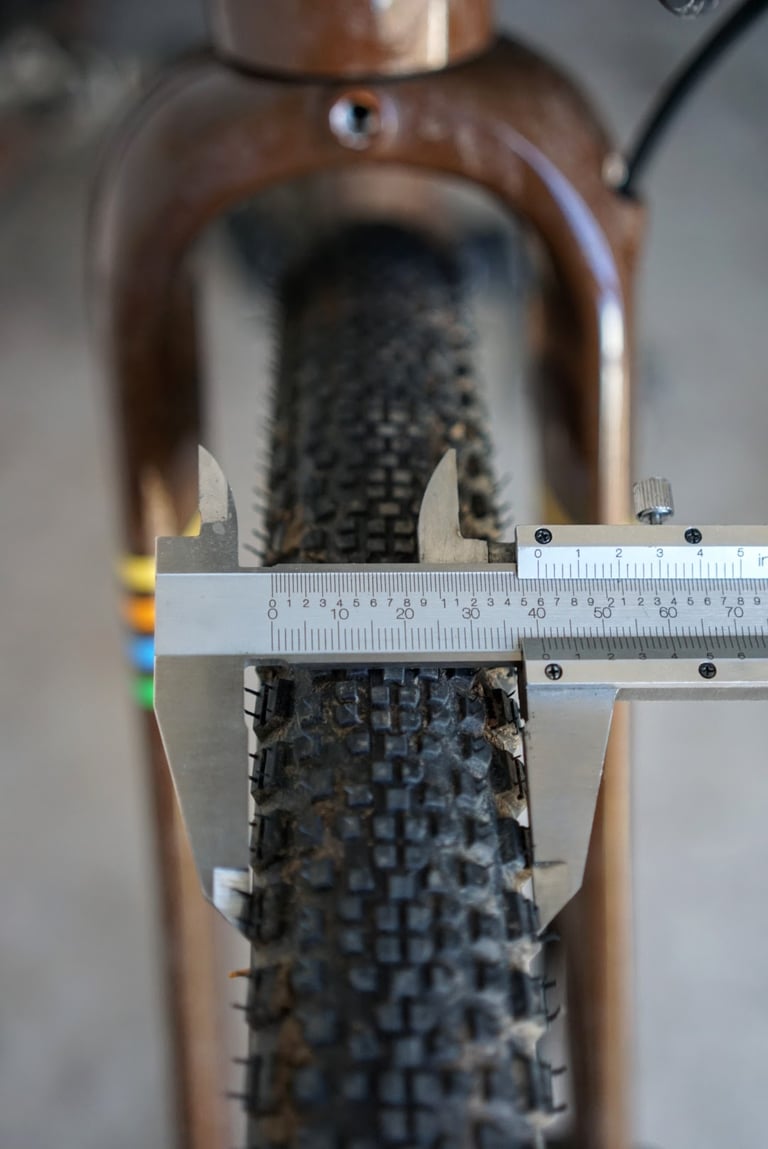 Calliper measuring the width of a WTB Riddler tyre on the Marin DSX 2 fork at about 40 mm.