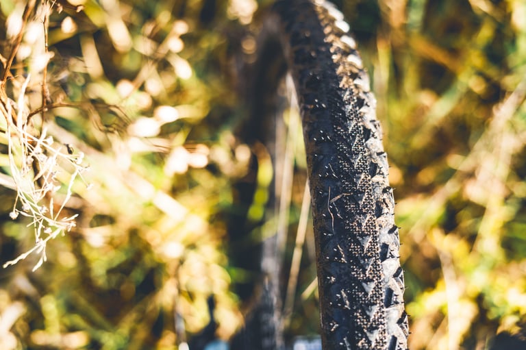 Close-up of the Rosé Robusto tread, with arrow-shaped centre knobs and angled shoulder knobs.