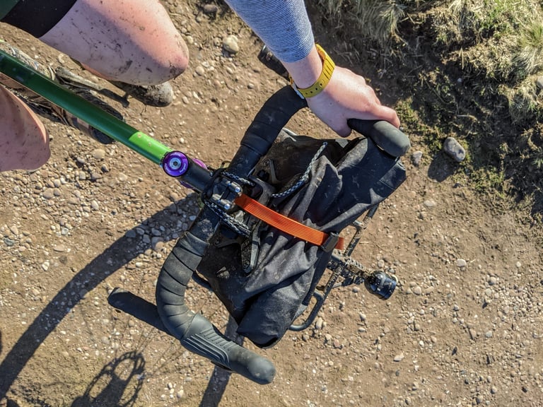 View from above of an Ortlieb Handlebar Pack QR on 40cm drop bars, leaving room for the hands to shift.