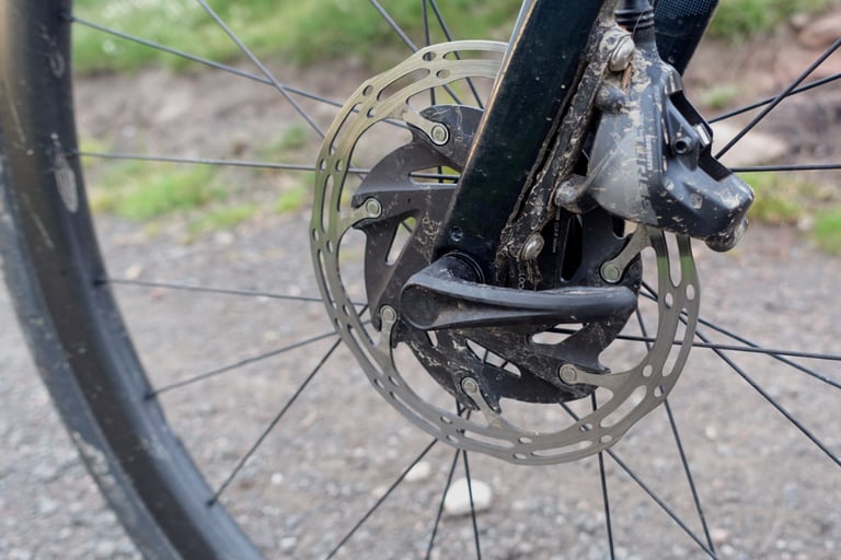 Removable thru-axle lever, disc rotor and SRAM Force caliper on the Giant Revolt Advanced Pro 0's CXR-2 front wheel.