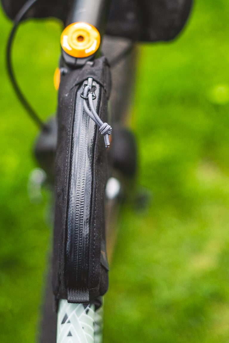 YKK waterproof zip with a cord pull on the Ashdown Bags top tube bag, seen from the front of the bike.