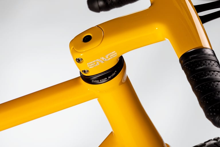Front end of the Repete G3: Verne in yellow, with the brake hoses running into the frame through the headset cup.